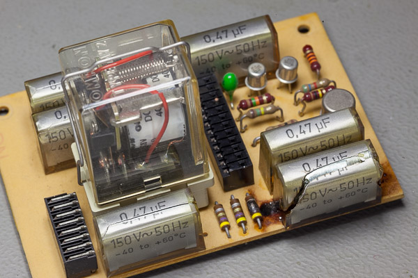 https://www.miedema.dyndns.org/co/2019/a700/IMG_5401--Revox-A700-2-ontplofte-Rifa-condensator-600pix.jpg
