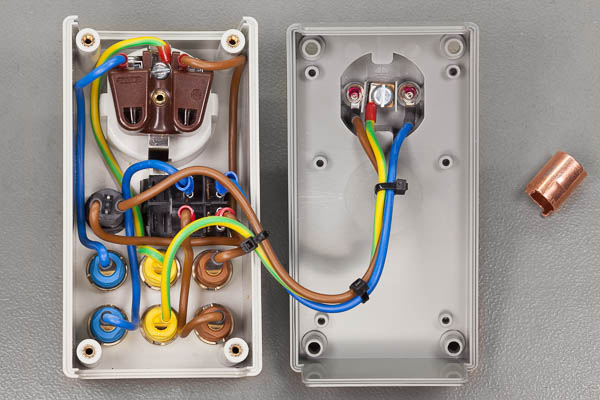 https://www.miedema.dyndns.org/co/2023/IMG_1816__Lichtnet_break-out_box_-_interieur_met_sleutel-600pix.jpg