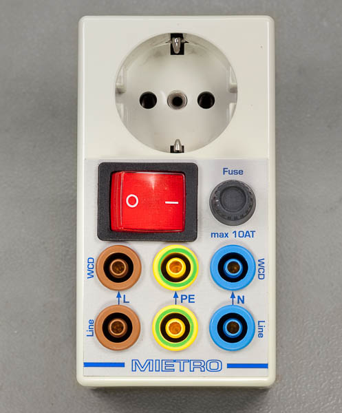 https://www.miedema.dyndns.org/co/2023/IMG_1818__Lichtnet_break-out_box_-_front-600pix.jpg
