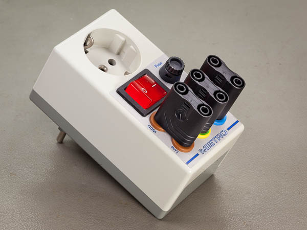 https://www.miedema.dyndns.org/co/2023/IMG_1819__Lichtnet_break-out_box-600pix.jpg