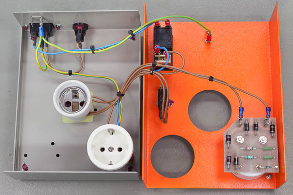 https://www.miedema.dyndns.org/co/2023/dimbulb/IMG_1805__dim_bulb_tester_-_binnenkant-600pix.jpg