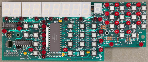 https://www.miedema.dyndns.org/co/2023/racal1992/IMG_1696__Racal_schaks_vervangen_-_voorkant_PCB_origineel-600pix.jpg