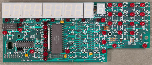 https://www.miedema.dyndns.org/co/2023/racal1992/IMG_1698__Racal_schaks_vervangen_-_voorkant_PCB_oude_schaks_gedesoldeerd-600pix.jpg