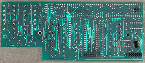 https://www.miedema.dyndns.org/co/2023/racal1992/IMG_1699__Racal_schaks_vervangen_-_achterkant_PCB_oude_schaks_gedesoldeerd-600pix.jpg