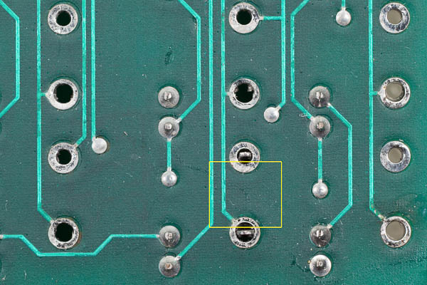 https://www.miedema.dyndns.org/co/2023/racal1992/IMG_1713__Racal_schaks_vervangen_-_schak_PCB_holes-600pix.jpg