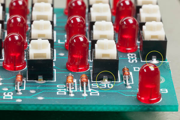 https://www.miedema.dyndns.org/co/2023/racal1992/IMG_1715__Racal_schaks_vervangen_-_soldeer_bovenkant_PCB-600pix.jpg