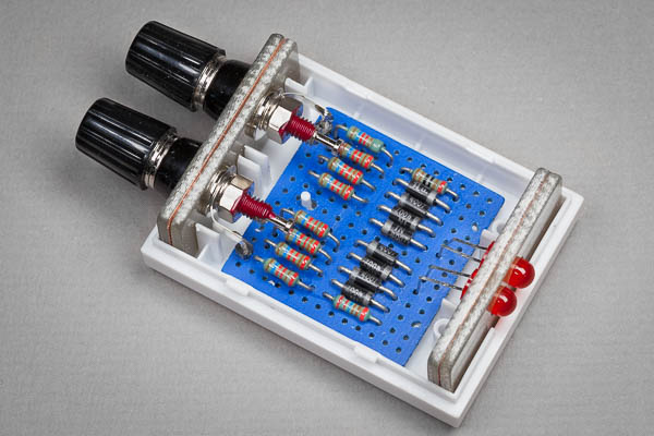 https://www.miedema.dyndns.org/co/2024/capdischarger/IMG_2166__Capacitor_discharger_-_inside-600pix.jpg