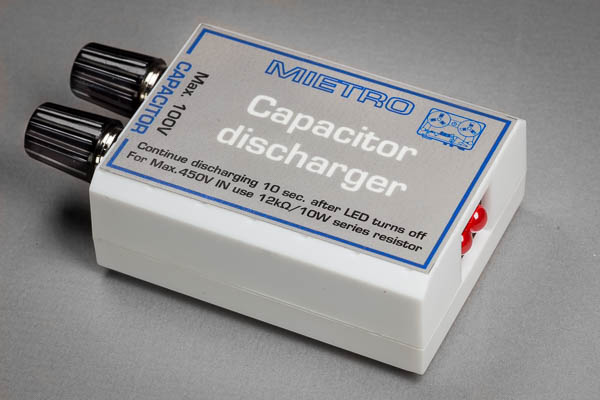 https://www.miedema.dyndns.org/co/2024/capdischarger/IMG_2170__Capacitor_discharger_-_top-LEDs-600pix.jpg