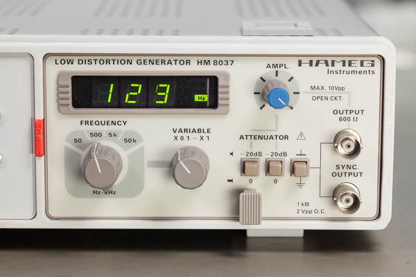 https://www.miedema.dyndns.org/co/2024/hm8037-low-dist/IMG_2768__HM8037_Low_Distortion_Generator_-_Front-600pix.jpg