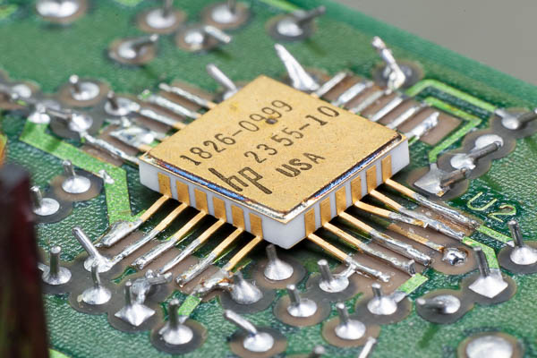https://www.miedema.dyndns.org/co/2026/hp5335a/IMG_2542__5335A_-_trigger_IC_pootje_los-600pix.jpg
