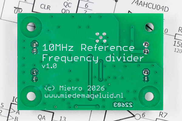 https://www.miedema.dyndns.org/co/2026/ref_divider/IMG_7872__10MHz_ref_divider_-_PCB_bottom-600pix.jpg