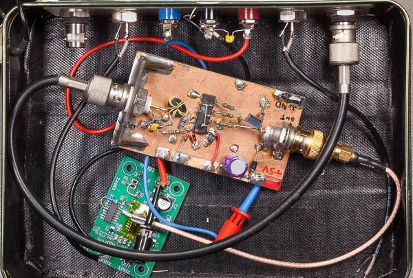 https://www.miedema.dyndns.org/co/2026/ref_divider/IMG_7951__Ref_divider_PCB_ext_input_in_koektrommel-600pix.jpg